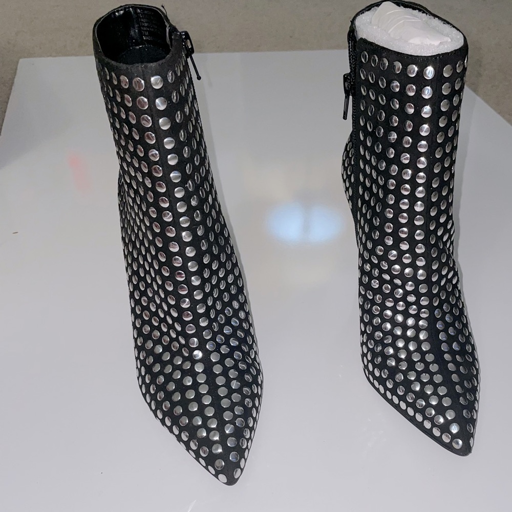 Blk studded ankle boots